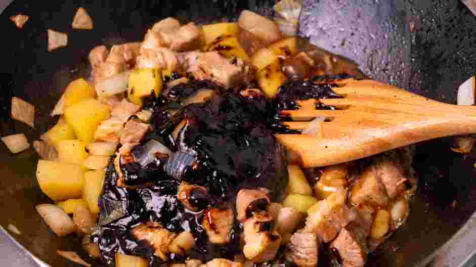 Korean Black Bean Noodles Recipe: Add the sauce base and coat the vegetables in the pan.