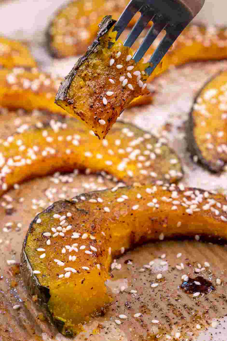 Roasted Kabocha Squash Recipe: Garnish with the sesame seeds and enjoy!