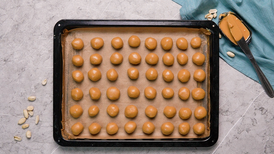 Buckeye Cookies Recipe: Place the peanut butter balls in the freezer for 10-15 minutes.