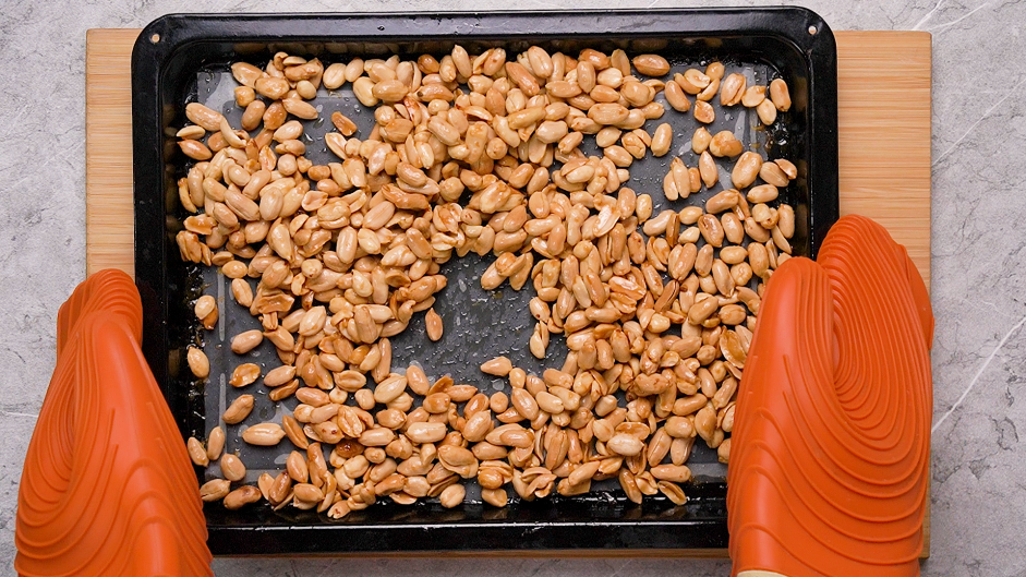 Honey Roasted Peanuts Recipe:
Once the peanuts are done, stir the peanuts so the honey that has dripped off becomes evenly distributed.