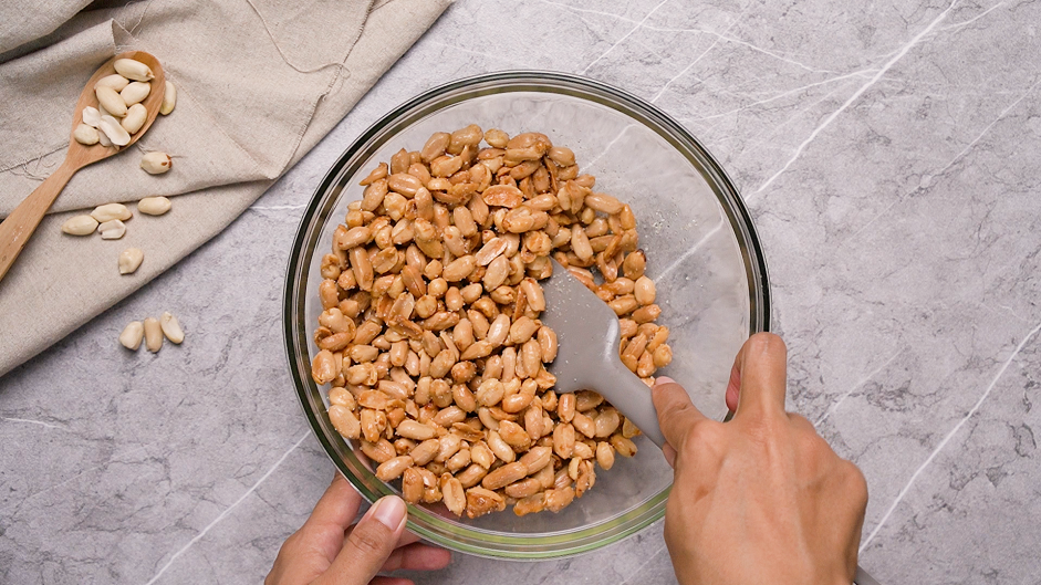 Honey Roasted Peanuts Recipe: Once all of the sugar has been added, let the honey roasted peanuts cool completely, stirring occasionally to keep them from sticking together.