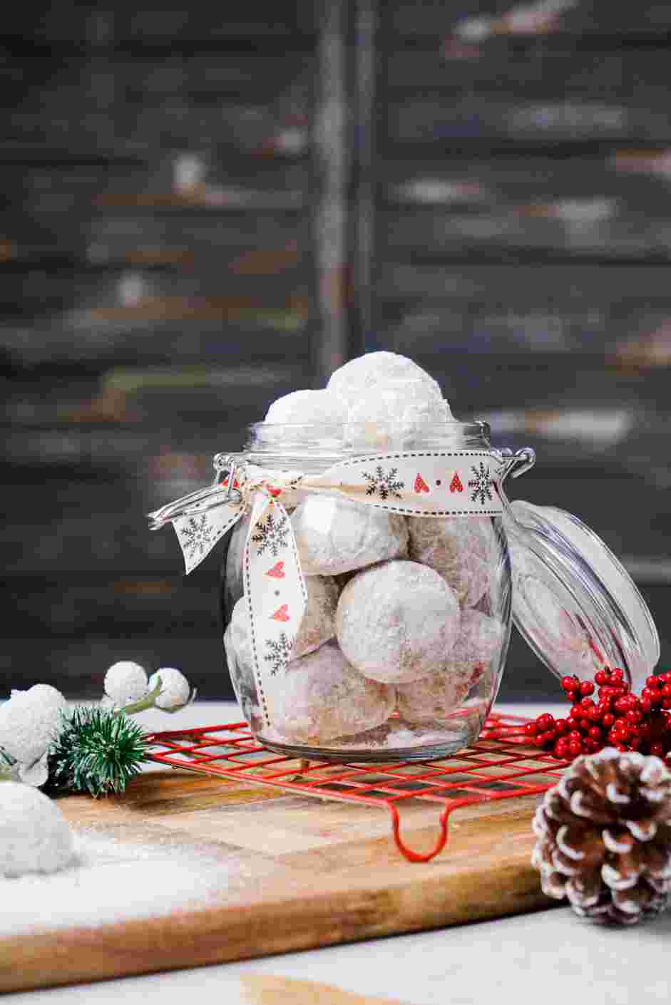 Snowball Cookies Recipe: Store the cookies in an airtight container or serve right away.