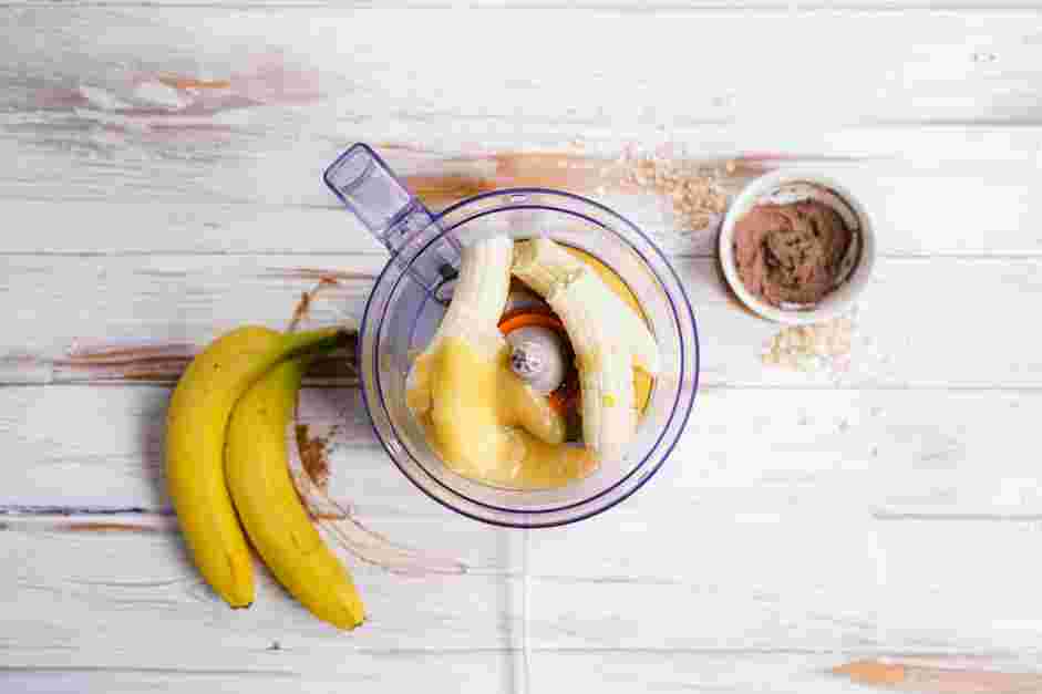 Almond Flour Banana Muffins Recipe:
While the flax eggs thicken, prepare the batter.