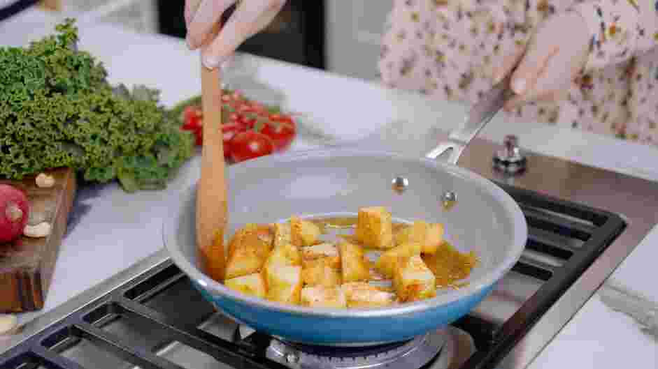 Vegan Breakfast Burrito Recipe:
In a large skillet over medium heat, heat 2 tablespoons of oil until hot.