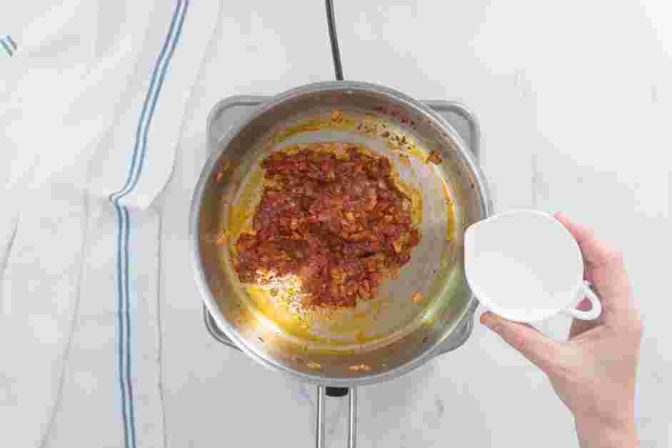 Spicy Vodka Pasta Recipe:
Add the vodka to deglaze the pan and cook while stirring constantly for about 2-3 minutes.