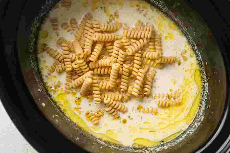 Crockpot Chicken Alfredo Recipe:
Add the dried pasta and cook on high for about 20-30 minutes, or until the pasta is cooked to al dente or your desired tenderness.