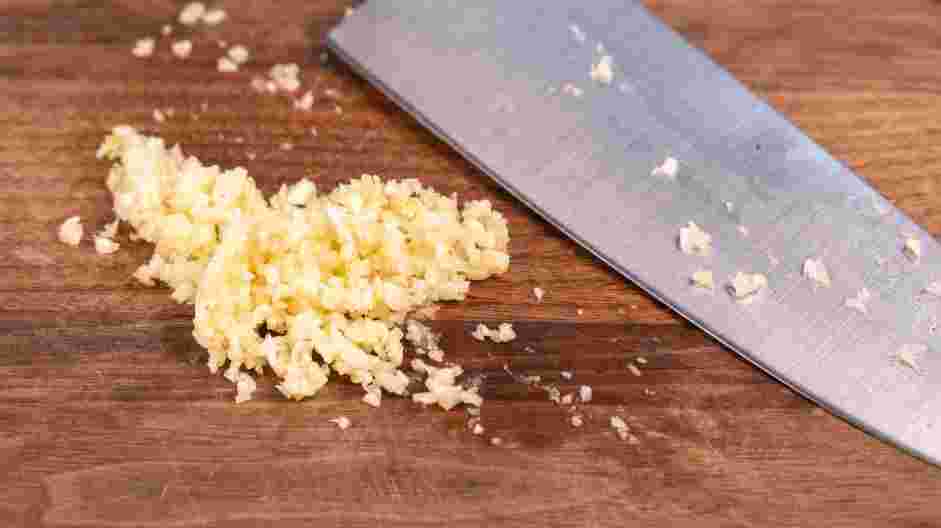 Creamy Shrimp Pasta Recipe:
Peel the garlic and mince finely.