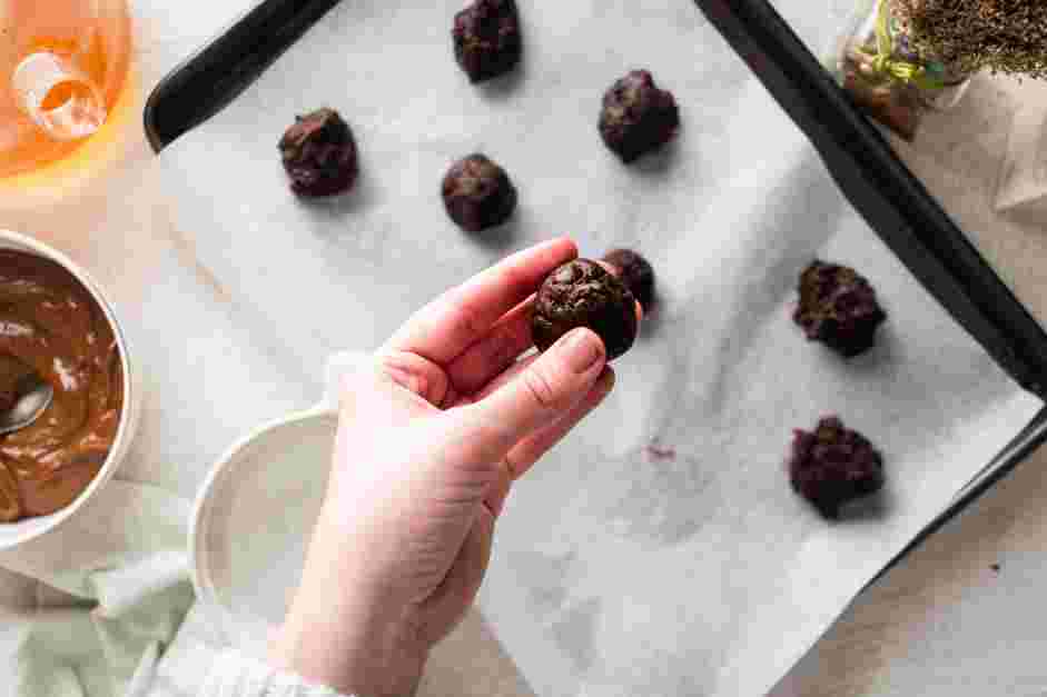 Dulce de Leche Cookies Recipe:
Fill a small bowl with water.