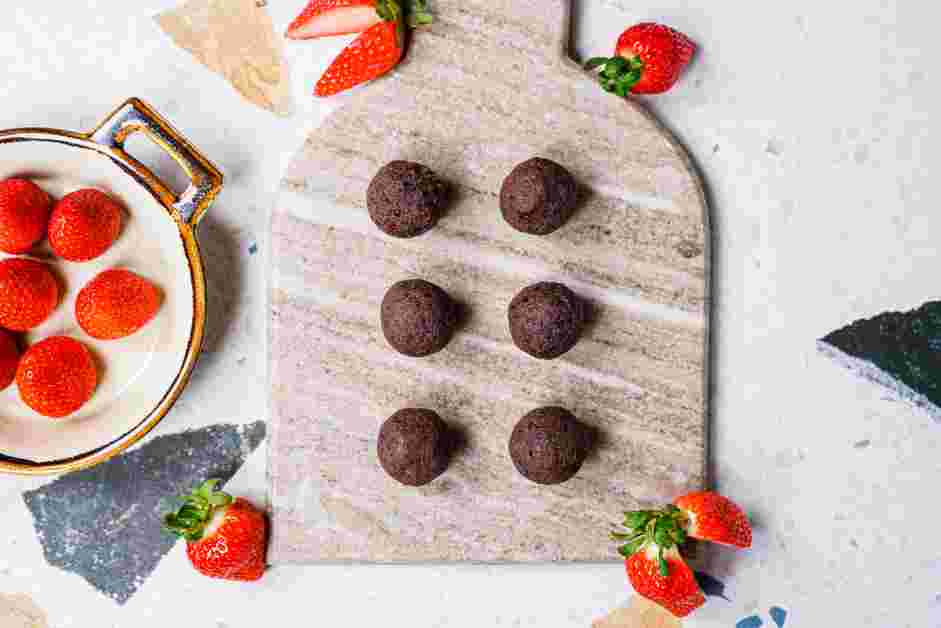 Strawberry Mochi Recipe: Divide the sweet red bean paste into 6-8 balls (the same number as your strawberries) and roll them into balls.