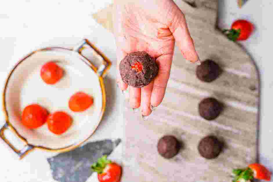 Strawberry Mochi Recipe: Wrap it with the red bean paste so that it is completely covered.