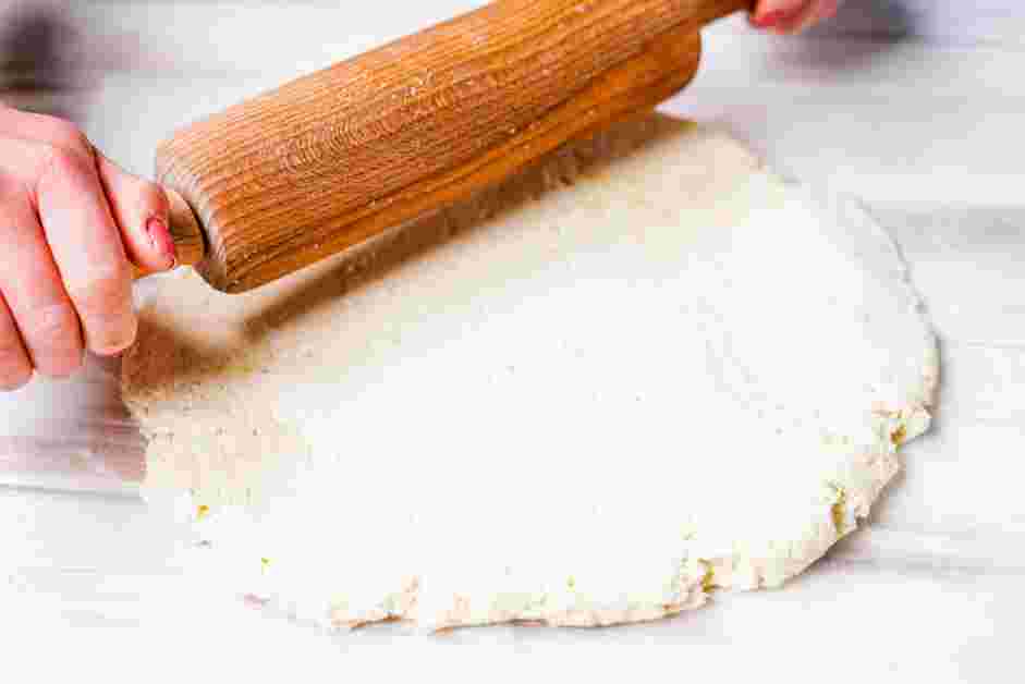 Gluten Free Cinnamon Rolls Recipe:
Grease a 9-inch round baking pan.