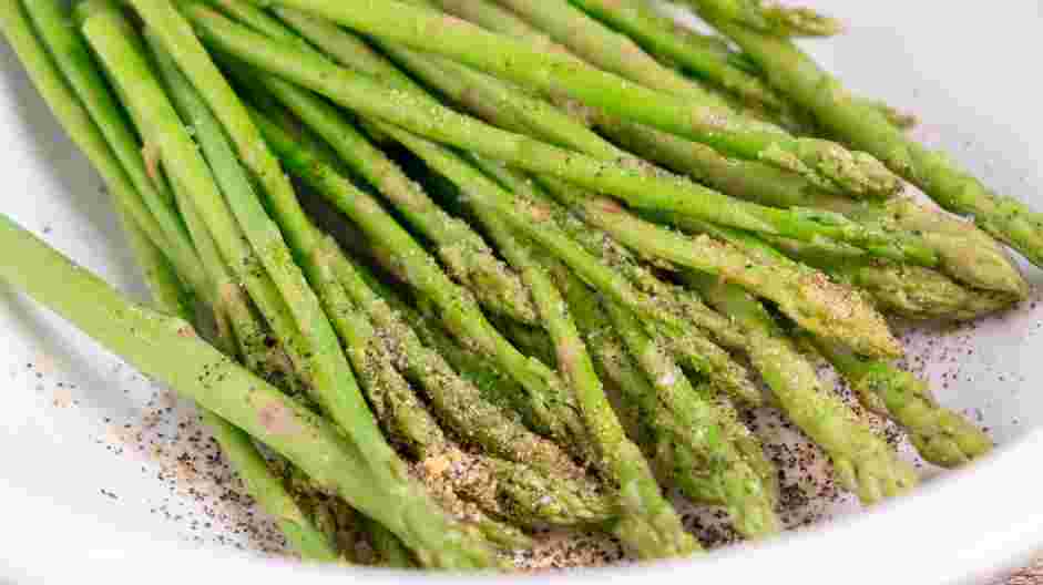 Air Fryer Asparagus Recipe:
Place the asparagus in a bowl, along with the oil, garlic powder, salt and pepper.