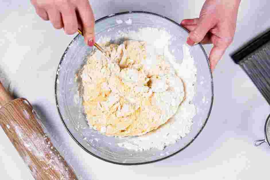 Spinach Ravioli Recipe:
Once the eggs are well combined, begin to incorporate the flour into the eggs with the fork.