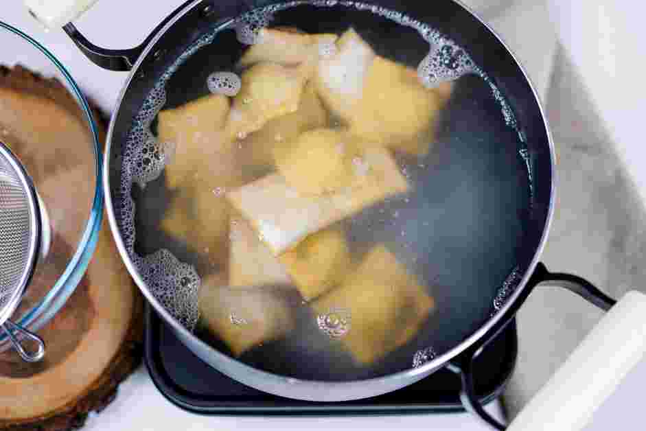 Spinach Ravioli Recipe:
In a large pot, add 3 liters of water and bring to a boil.