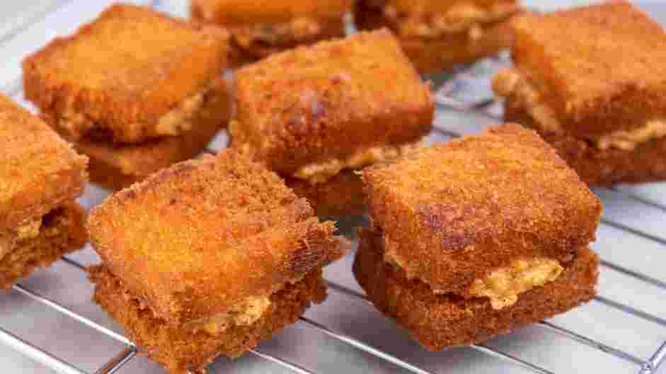 Shrimp Toast Recipe: Transfer the shrimp toast to the prepared wire rack and let drain.