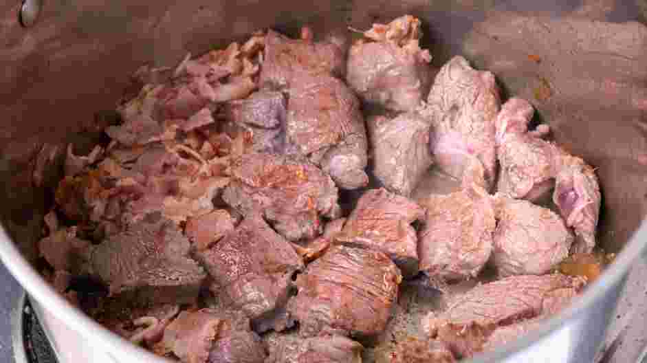 Carne en Su Jugo (Meat in its Juices) Recipe: Add the cubed sirloin and cook in the bacon grease until browned on all sides.