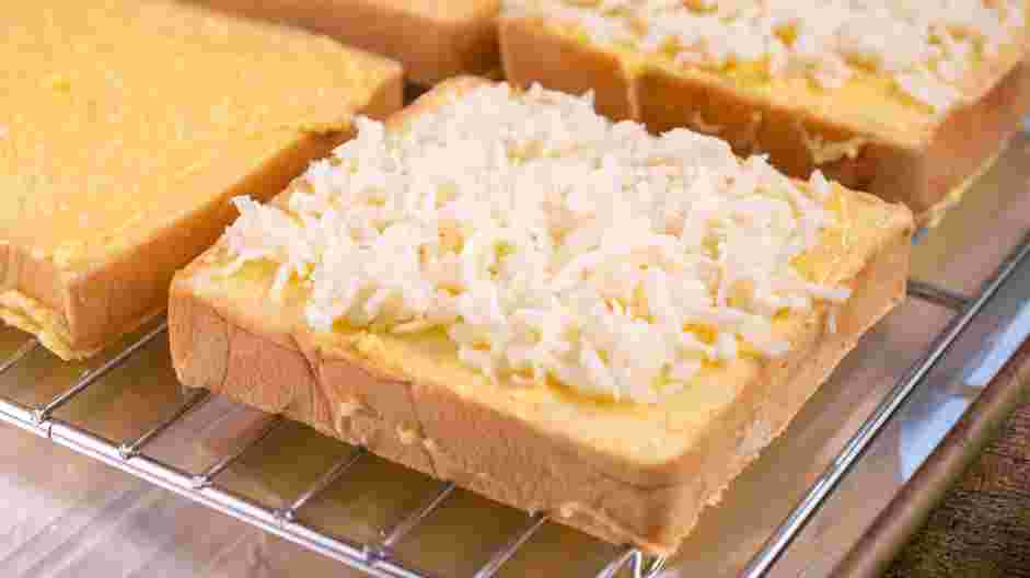 Texas Toast Garlic Bread Recipe: Place the buttered toast on the prepared baking rack.