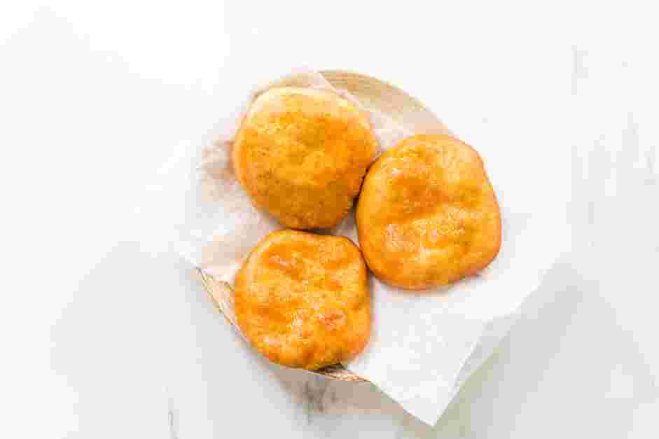 Fried Dough Recipe: Remove the fried dough to the prepared wire rack and fry the remaining dough.