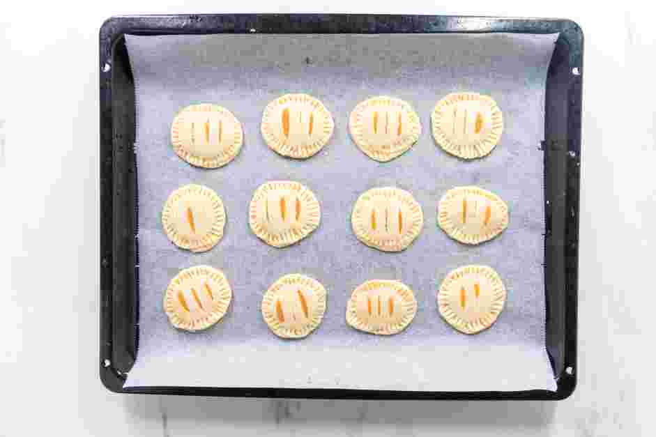 Pumpkin Pie Cookie Recipe: Transfer the pie rounds to the prepared baking sheet.