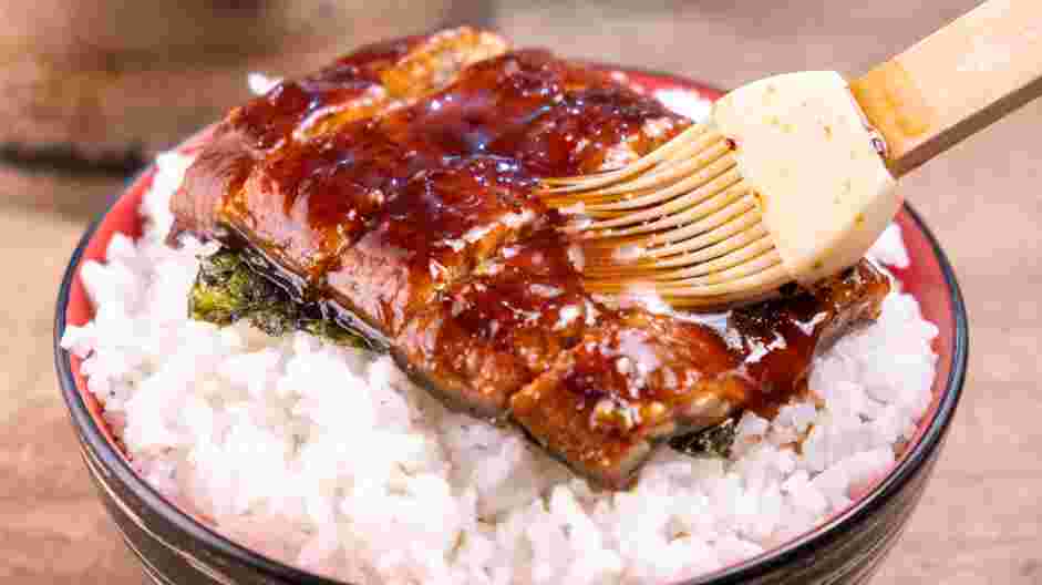 Unagi Don Recipe: Top the nori with pieces of the broiled unagi and brush the unagi sauce over the unagi.