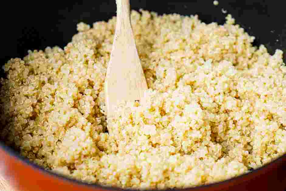 How to Cook Quinoa Step 5: Let the cooked quinoa rest, with the lid still on, for 10 minutes.