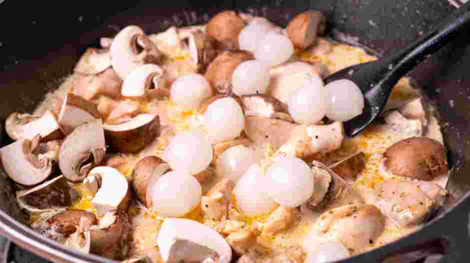 Drunken Chicken Recipe: Add the cooked chicken to the simmering sauce.