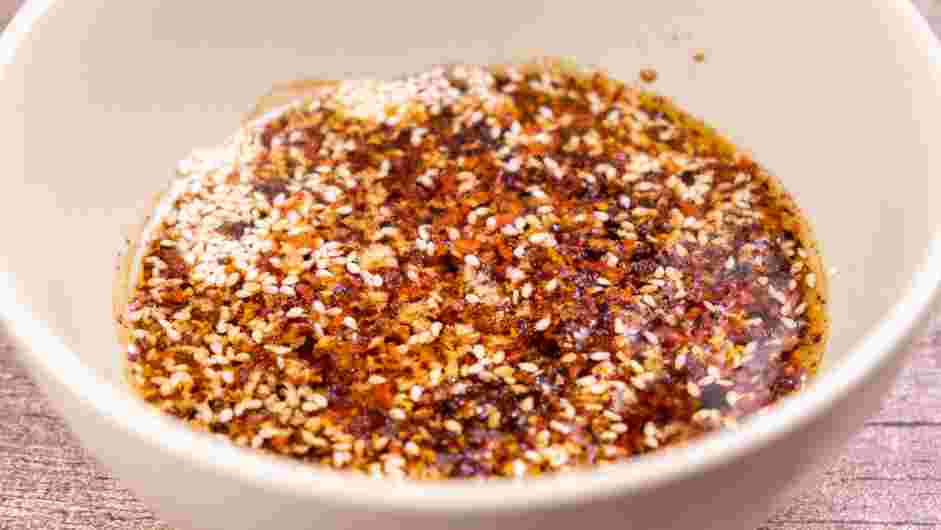 Chili Oil Recipe: Pour the hot oil into the garlic mixture.