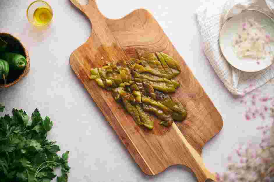 Green Spaghetti Recipe: Slice the peppers and set them aside.