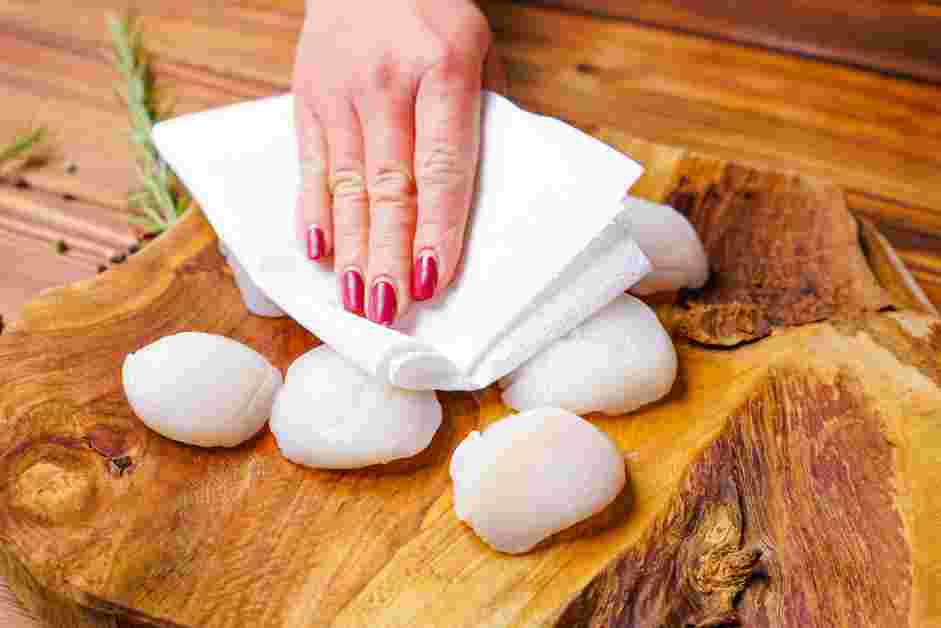 How to Cook Scallops Step 2: If the scallops are frozen, make sure they are thoroughly thawed.