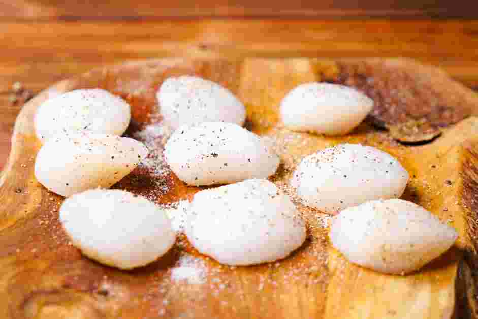 How to Cook Scallops Step 3: Season the scallops with salt and pepper.