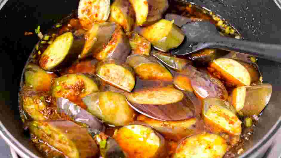 Chinese Eggplant Recipe: Pour the cooking liquid into the wok and bring to a boil.