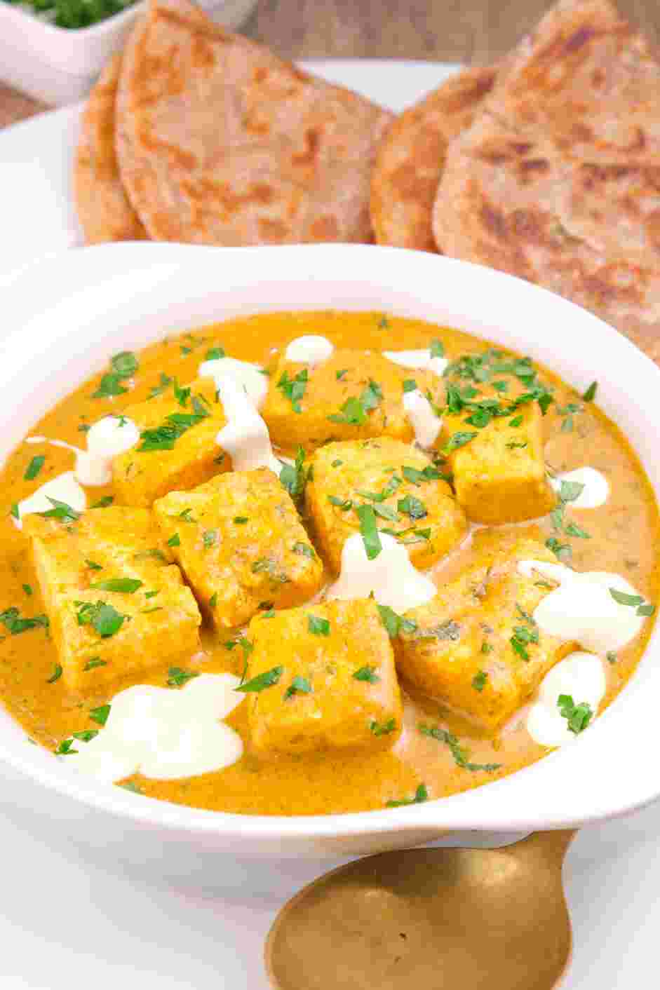 Shahi Paneer Recipe: Drizzle remaining fresh cream as garnish.