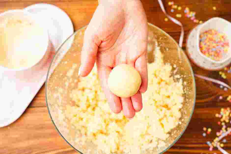 How to Make Cake Pops Step 4: Using a melon baller or small spoon, scoop small amounts of cake batter and use your hands to roll it into a small golf ball.