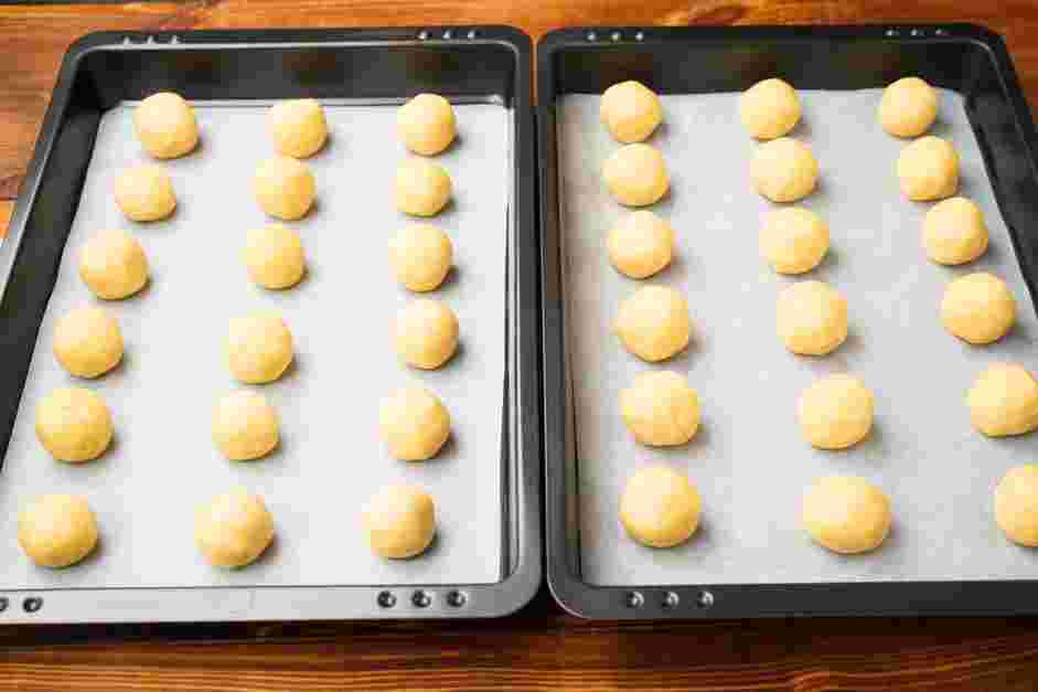 How to Make Cake Pops Step 5: Place on a parchment-lined baking sheet.