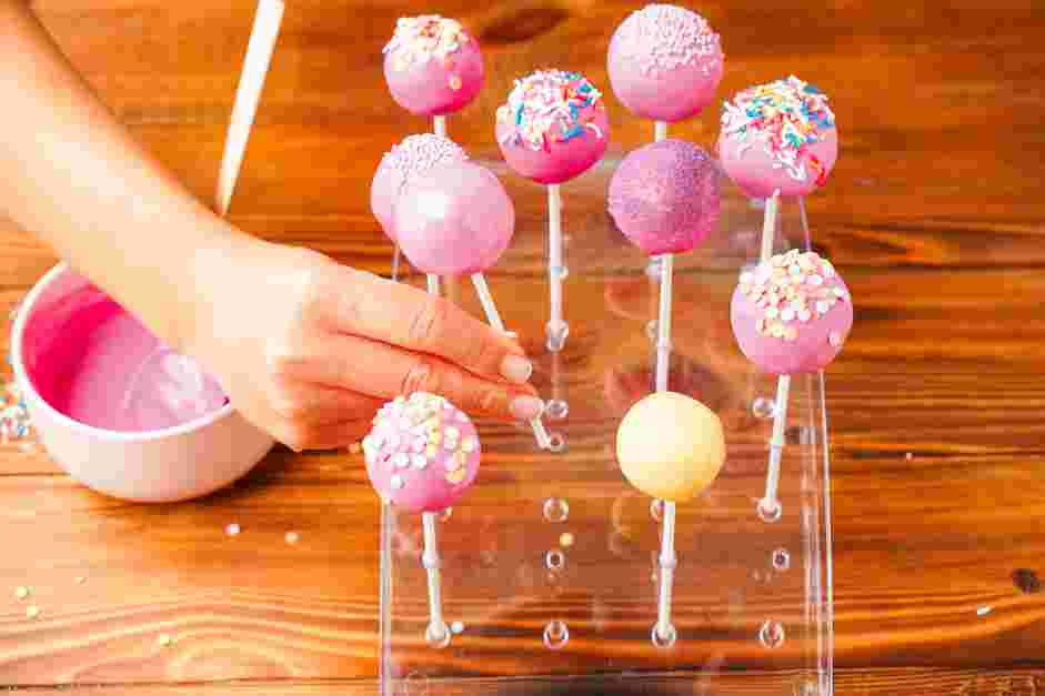 How to Make Cake Pops Step 9: Set aside in the cake pop stand, decorate while the coating is still wet and allow to set for 2 hours.