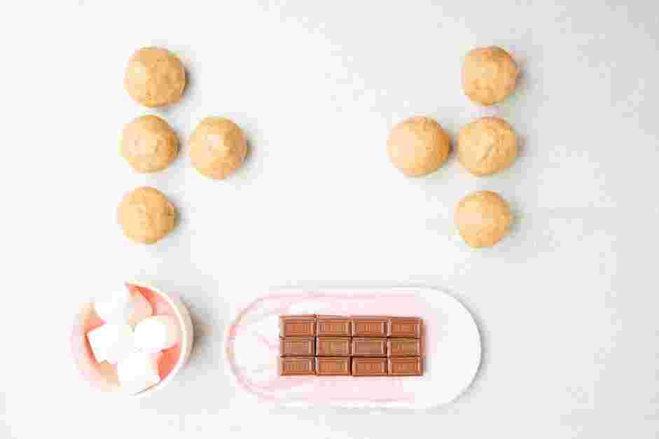 S’mores Cookies Recipe: Divide the dough into eight or nine equal portions and roll them into round balls.