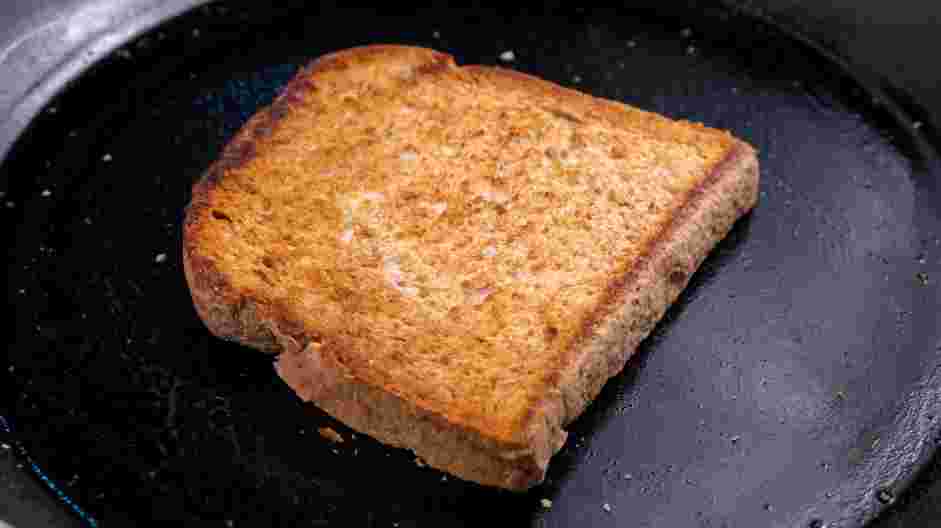 Salmon Sandwich Recipe: Toast the slices of bread and place them on a preparation surface.