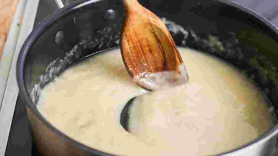 Velouté Sauce Recipe: Bring the sauce to a simmer and reduce the medium heat to medium-low heat.