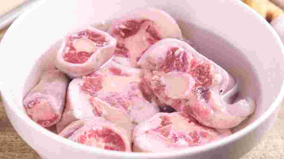 Oxtail Soup Recipe: Soak the oxtail.