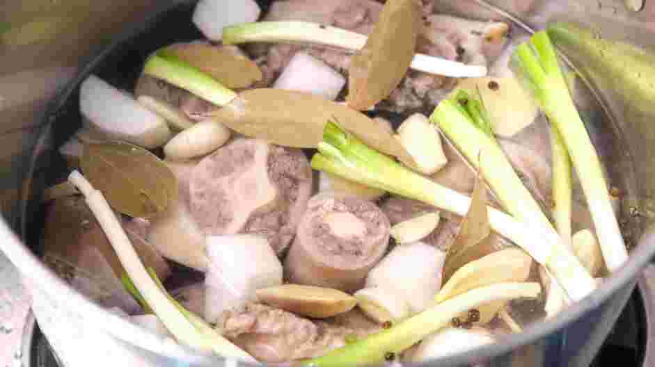 Oxtail Soup Recipe: Place the parboiled oxtail in a large, clean pot.