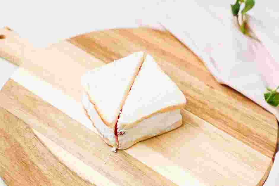 Japanese Fruit Sandwich Recipe: Remove the sandwiches from the refrigerator and peel the plastic wrap.