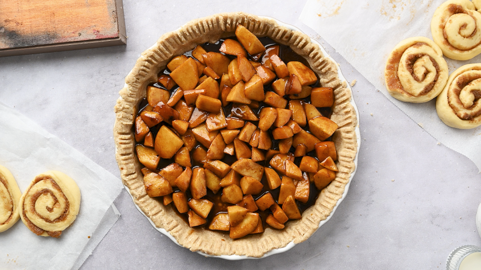 Cinnamon Roll Apple Pie Recipe: Place the apple filling into the pie dough.