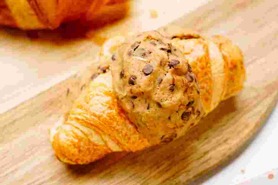 Cookie Croissant Recipe: Sandwich the croissant with the top half.