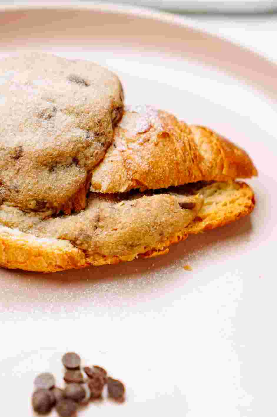 Cookie Croissant Recipe: Let the crookie (croissant cookie) cool for 5-10 minutes.