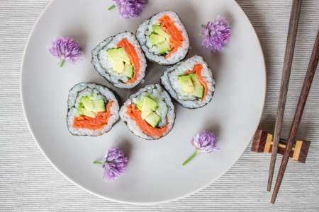 smoked salmon maki roll