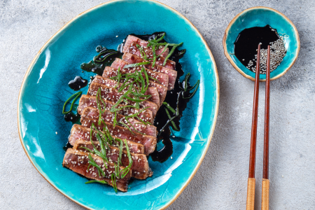 Beef tenderloin in sauce with sesame seeds and green onion