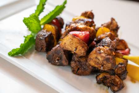 Pinchos de Carne con Salsa Verde