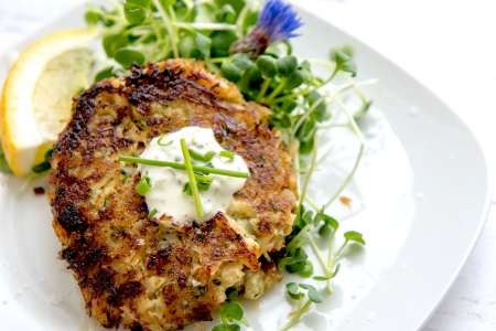 Maryland crab cakes with basil aioli