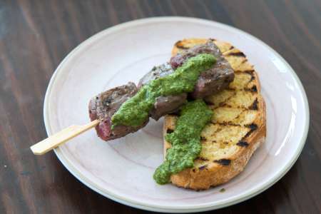 Pinchos de carne con salsa verde