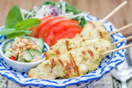 Za’atar Chicken Kebabs With Bread With Homemade Tzatziki